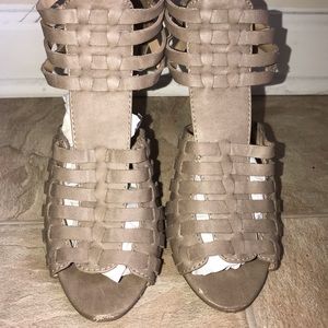 New Directions Sz 8 Tan High Heels